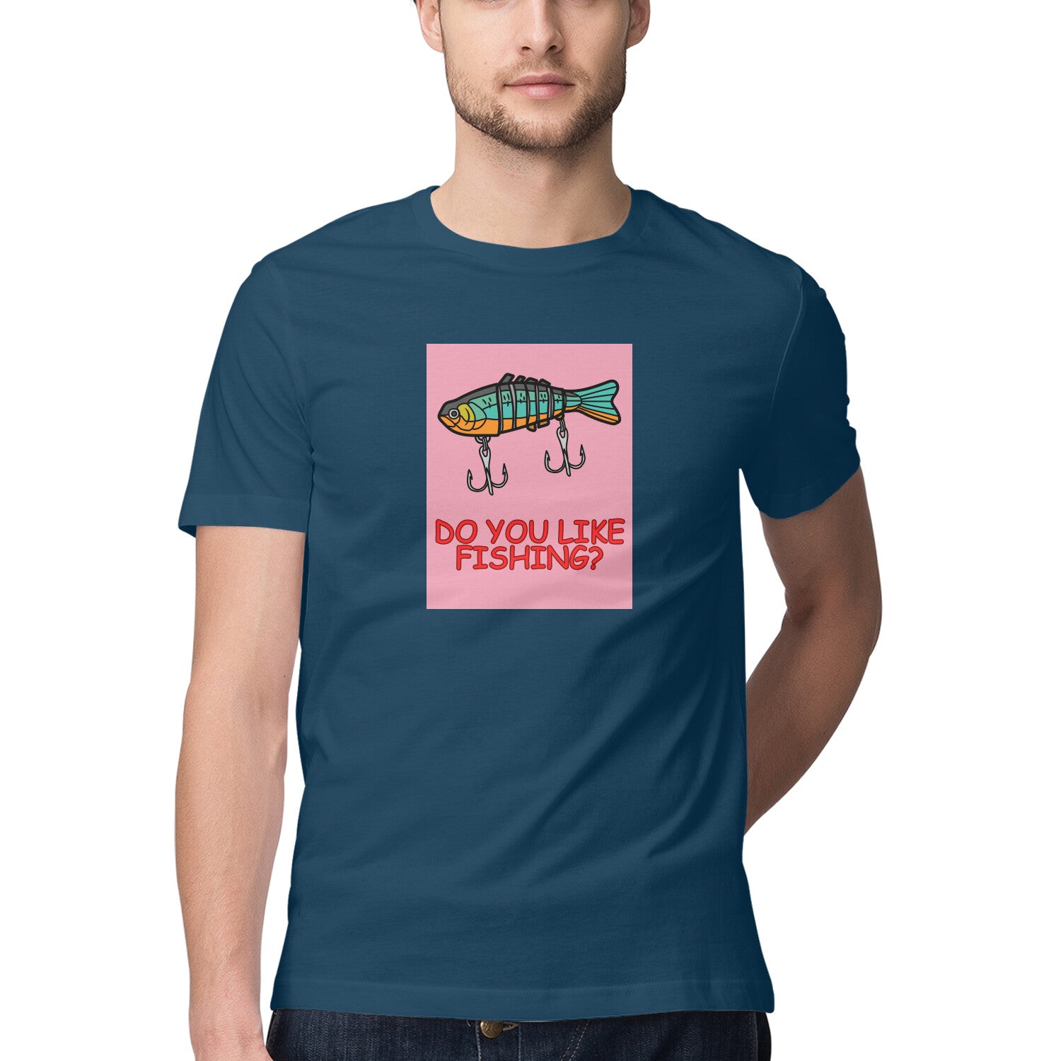 पुरुषों की एंग्लिंग टी-शर्ट | क्या आपको मछली पकड़ना पसंद है - मछली पकड़ने का लालच - गुलाबी पैच | राउंड गला | छोटी बाजू |